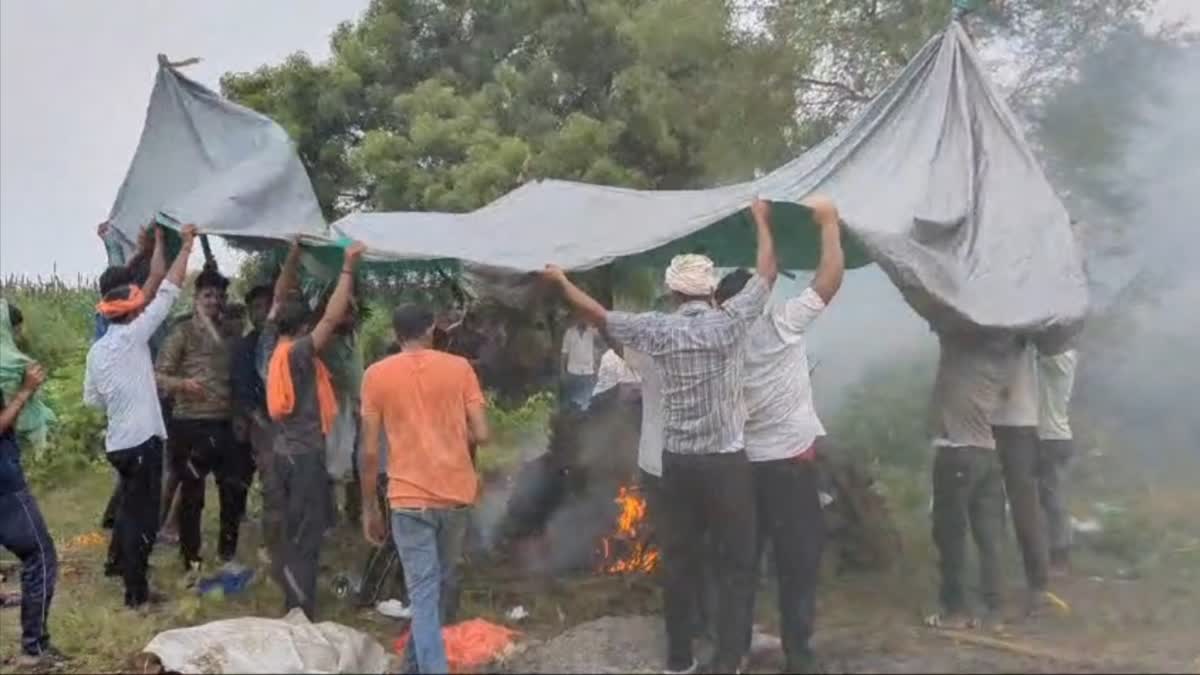 मुरैया गांव में अंतिम संस्कार बना बेबसी का प्रतीक: विकास के दावों को धो डाला बारिश और कीचड़ ने